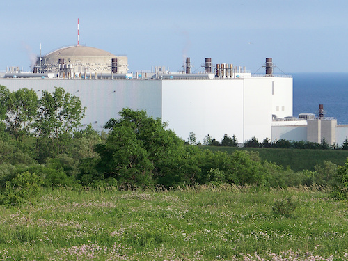 Darlington Nuclear Generating Station by Óðinn/wikimedia commons