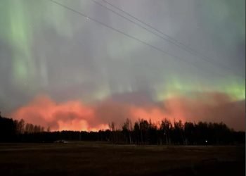 Northern Lights above the Drayton Valley wildfire, May 2023/Twitter