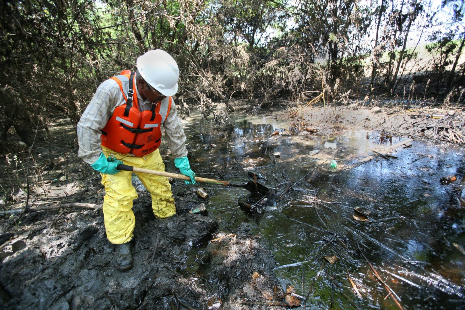 https://commons.wikimedia.org/wiki/File:FEMA_-_31024_-_Oil_spill_clean_up_in_Kansas.jpg