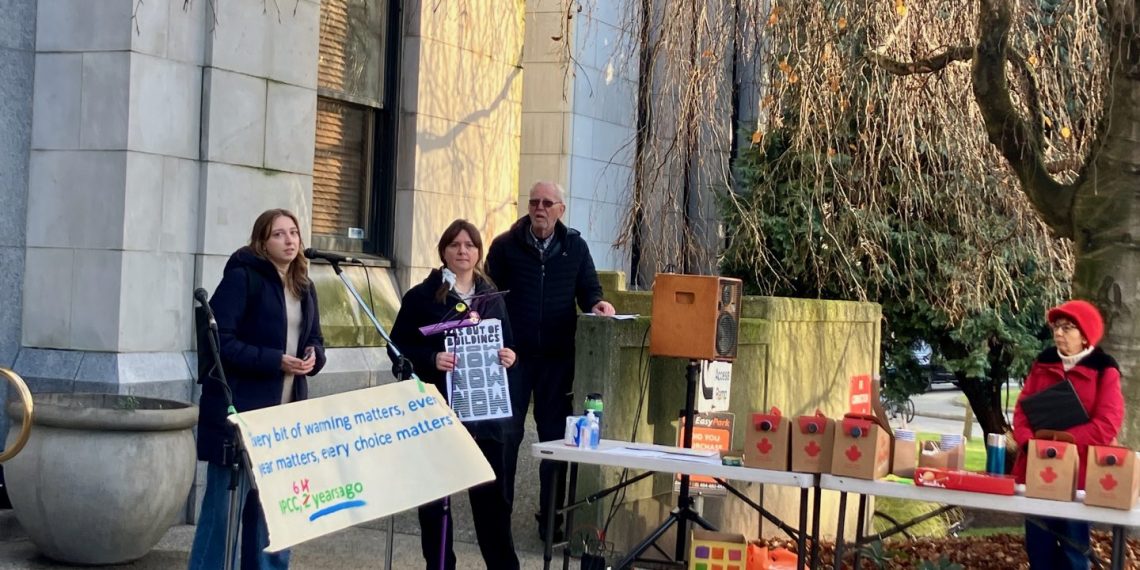 Advocates for the gas ban rallied outside Vancouver City Hall on November 26, ahead of a council vote on bylaw changes to permit gas heating in new homes. (Photo: Tova Gaster)